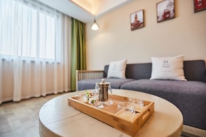 Executive-Suite | Hochwertige Bettwaren, Zimmersafe, individuell dekoriert, Schreibtisch