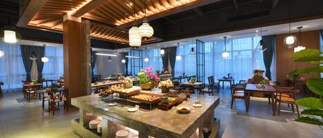 Daily buffet breakfast (CNY 38 per person)