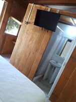 Standard Room, 1 King Bed | Living area