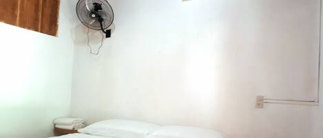 Standard Room, 1 King Bed | Living area