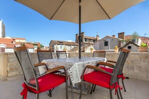 Outdoor dining - APARTMENT ST. PETR OLD in SPLIT Downtown WITH GREAT SUNY TERRACE, area of ​​76m2 (Split)
