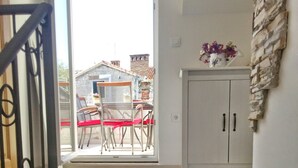 A staircase leading to a balcony with a view of a patio area. - APARTMENT ST. PETR OLD in SPLIT Downtown WITH GREAT SUNY TERRACE, area of ​​76m2 (Split)