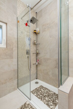 Ensemble baignoire-douche, séchoir à cheveux, serviettes fournies, savon