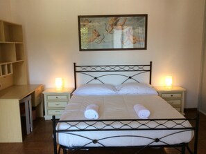 6 bedrooms, desk, iron/ironing board, free WiFi