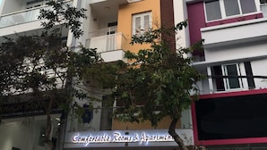 Een meerhoog gebouw met een bordje 'HOTEL THANH XUAN'.