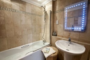 Combined shower/tub, jetted tub, hair dryer, bathrobes - Marine Point, Mevagissey - sensational cliff top views of harbour and bay (Mevagissey)