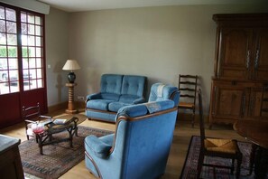 Télévision, lecteur de DVD, livres