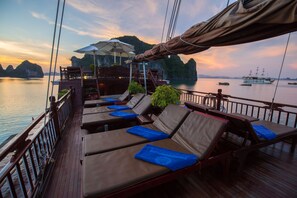 Sundeck - Dragons' Pearl Junk (Ha Long)