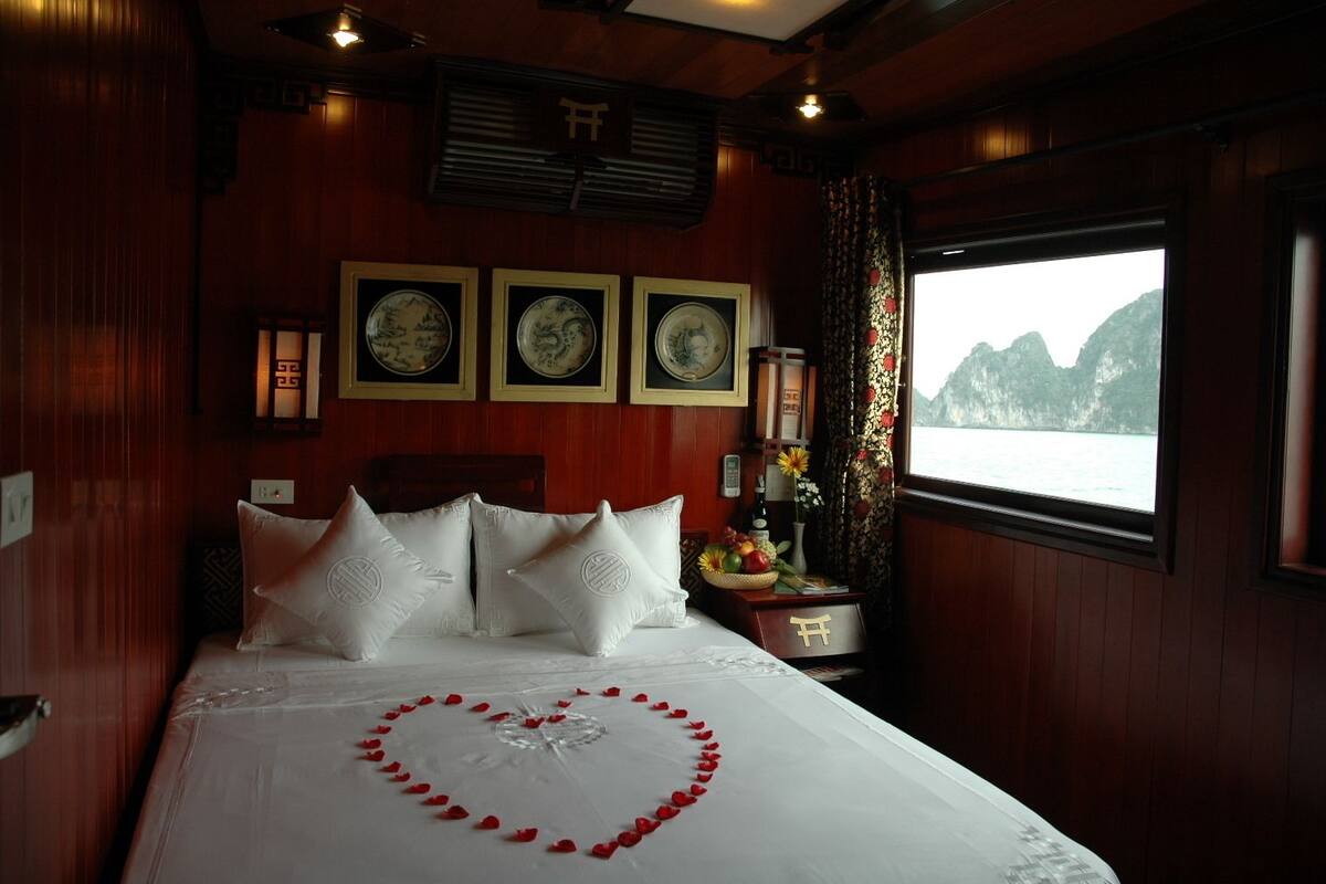 Deluxe Cabin (Double) | Minibar, bed sheets