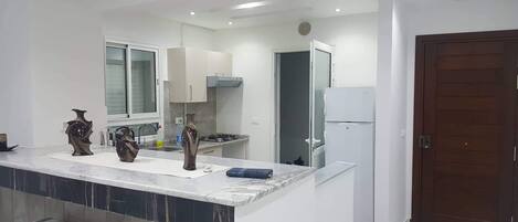 ثلاجة، ميكروويف، فرن، موقد طهي مسطح