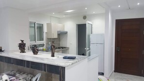 Een koelkast, een microgolfoven, een oven, een kookplaat