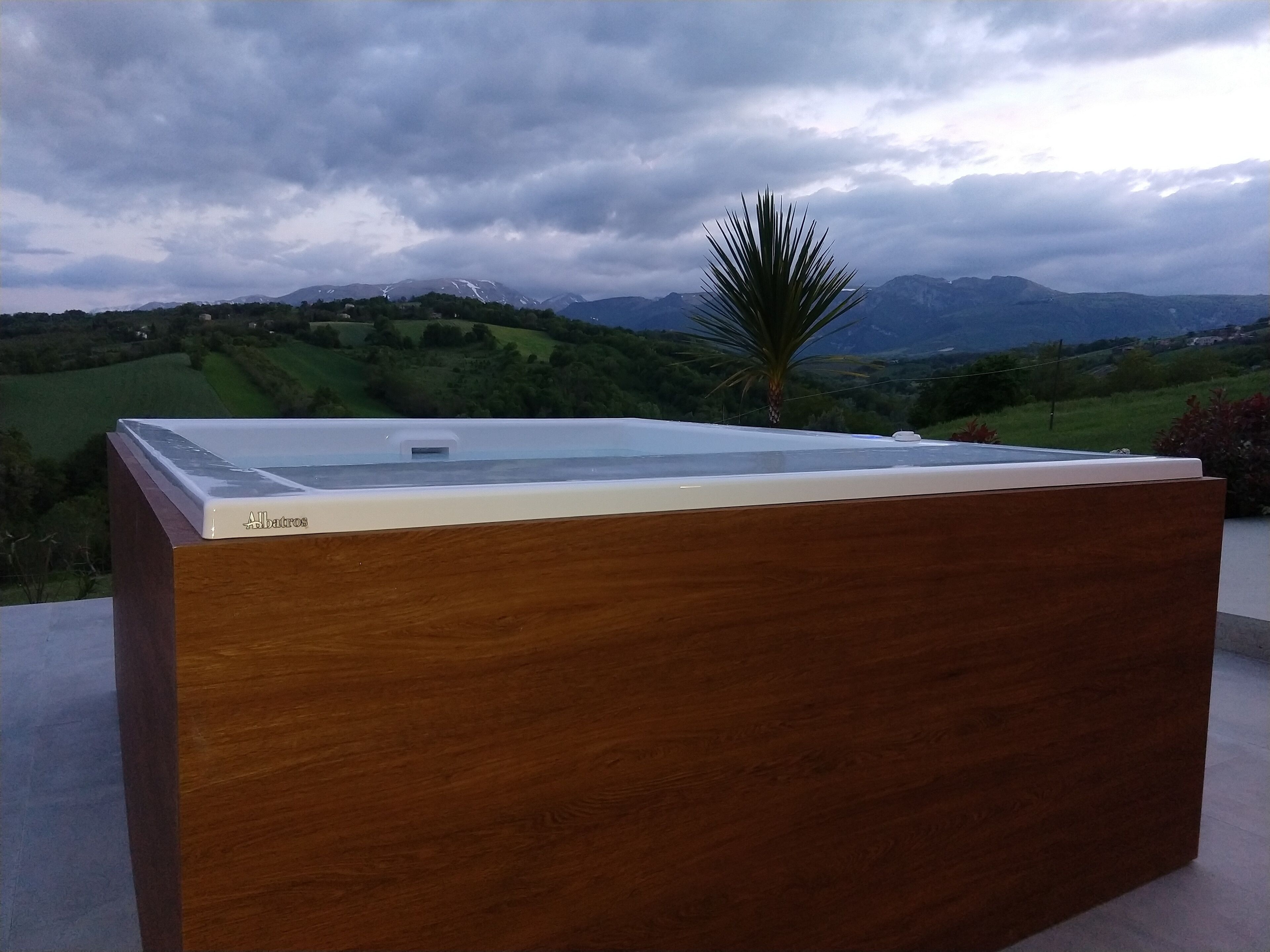 Outdoor spa tub
