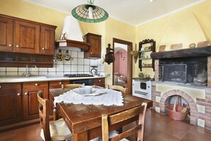Kühlschrank, Ofen, Herdplatte, Wasserkocher mit Kaffee-/Teezubehör