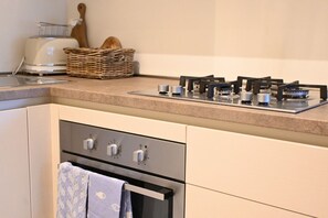 Kühlschrank, Ofen, Esstisch