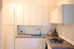 冷蔵庫、オーブン、ダイニングテーブル