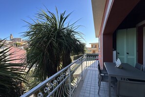 Outdoor dining - S068 - Sirolo, new two-room apartment with terrace (Sirolo)