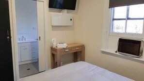 Superior-rum - 1 queensize-säng - eget badrum | Badrum | Dusch, regndusch och handdukar