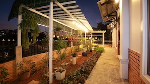 A covered outdoor area with potted plants and a brick wall. - Sen Da Villa - Succulent Villa (Xuan Huong - Da Lat)