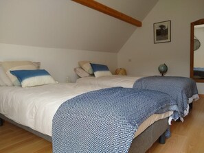 3 habitaciones, tabla de planchar con plancha, wifi y ropa de cama 