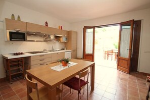 Microondas, horno, parrilla de estufa y cafetera y tetera 