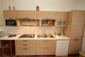 Microondas, horno, parrilla de estufa y cafetera y tetera 