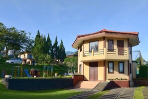 Vista frontal de la propiedad