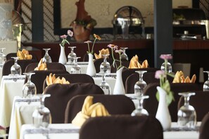 朝食、ランチ、ディナーに営業