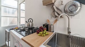 Coffee/tea maker, fridge, stovetop, cookware/dishes/utensils - Esquilino Industrial Loft (Roma)