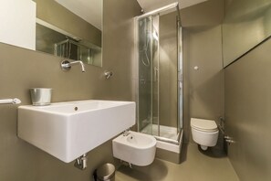 Een douche, een haardroger, een bidet, handdoeken