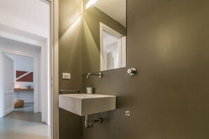 Dusch, hårtork, bidé och handdukar