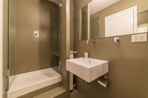 Shower, hair dryer, bidet, towels - Esquilino Industrial Loft (Roma)