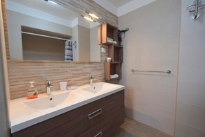 Apartamento, 2 quartos | Banheiro | Chuveiro, toalhas de banho, papel higiênico 