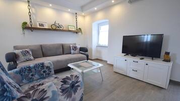 Apartment, 2 Schlafzimmer | Wohnzimmer | Flachbildfernseher