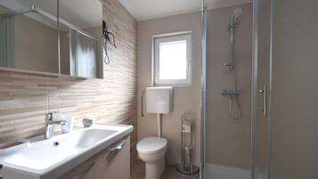 Appartement, 2 chambres | Salle de bain | Douche, serviettes fournies, papier toilette