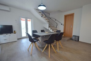 Apartamento, 2 habitaciones | Sala de estar | Una televisión de pantalla plana