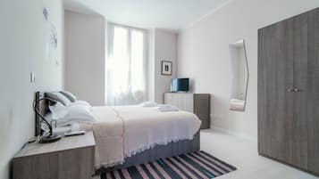 1 bedroom, desk, WiFi