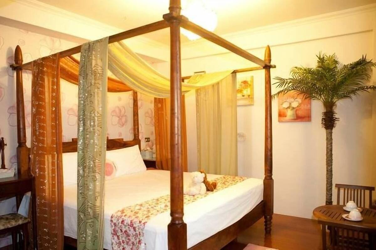 Desk, blackout curtains, rollaway beds, free WiFi