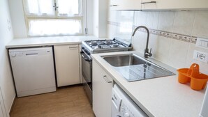 Fridge, oven, dishwasher - M152 - Marcelli, new three-room apartment with garden (Marcelli)