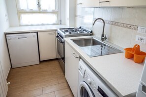 Fridge, oven, dishwasher - M152 - Marcelli, new three-room apartment with garden (Marcelli)