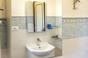 Shower, bidet, towels - M152 - Marcelli, new three-room apartment with garden (Marcelli)