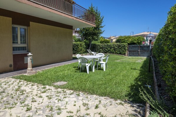 Outdoor dining - M152 - Marcelli, new three-room apartment with garden (Marcelli)