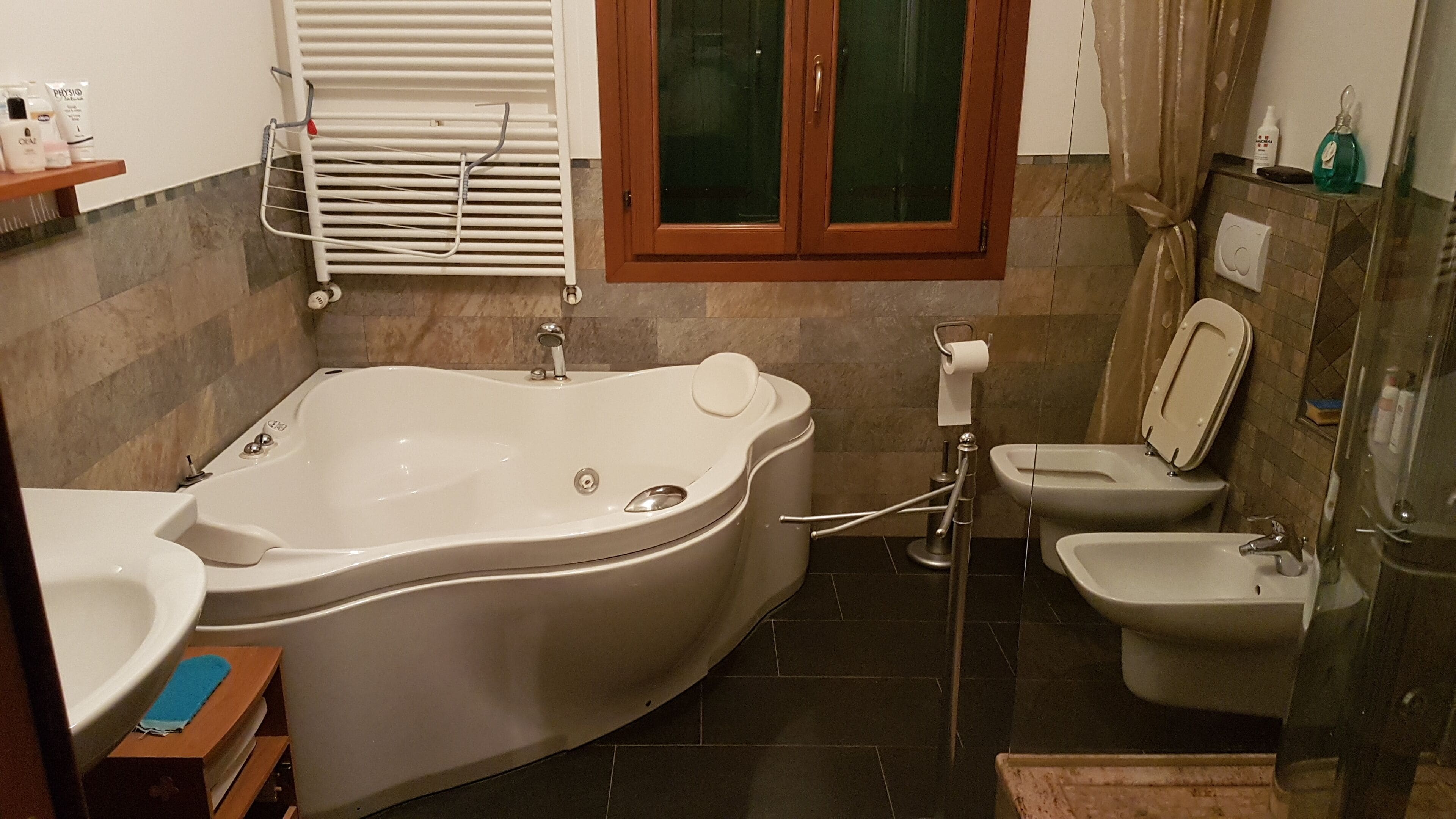 Badewanne, Haartrockner, Bidet, Handtücher