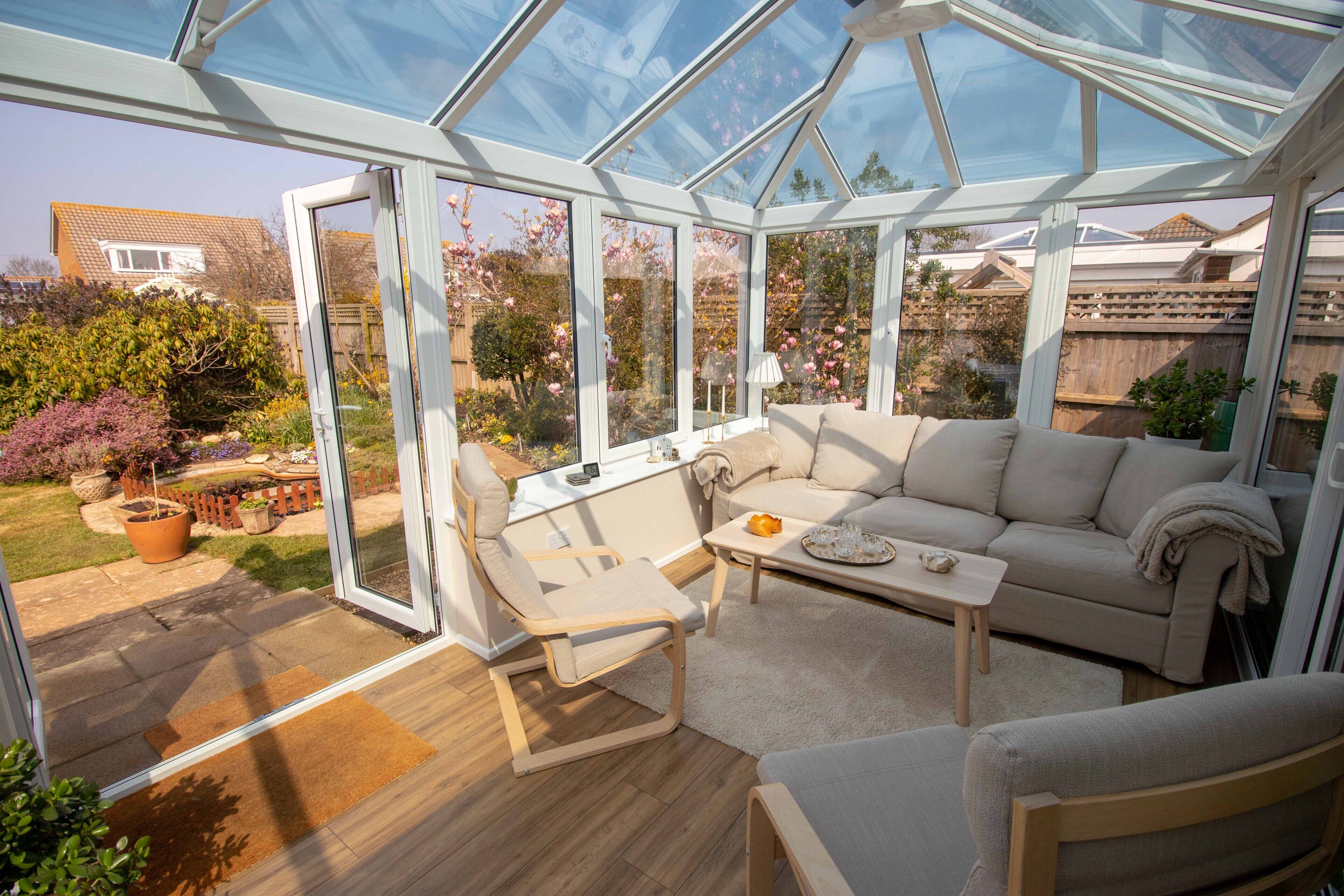 Televisie, een open haard en boeken