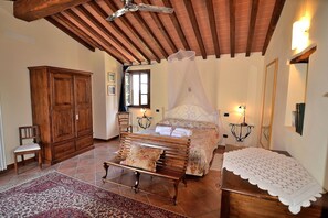 8 camere, una cassaforte in camera, ferro/asse da stiro