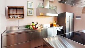 Eine moderne Küche mit Edelstahlgeräten, einem eingebauten Ofen und einer eleganten Arbeitsplatte.