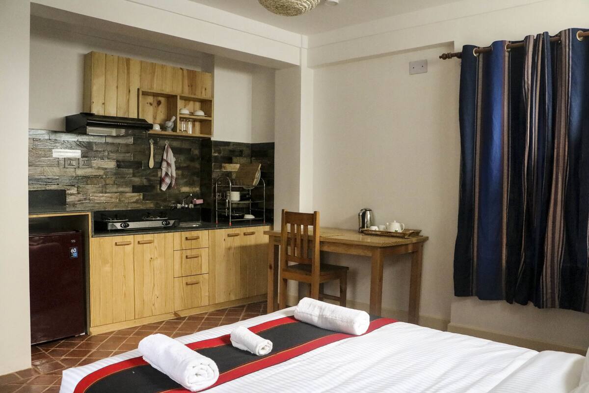 Deluxe Apartment, 1 Queen Bed, Courtyard View
