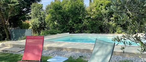 Een binnenzwembad en een buitenzwembad