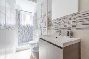 Dusch, hårtork, bidé och handdukar