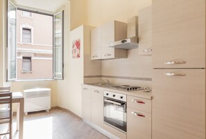 Réfrigérateur, four, plaque de cuisson