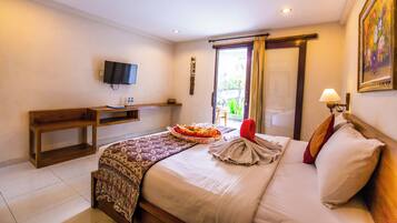 Rom – deluxe, bassengutsikt | 1 soverom, individuelt dekorert, individuelt innredet og skrivebord